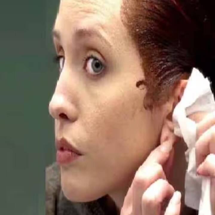 ਇਸ ਤੋਂ ਇਲਾਵਾ ਜਦੋਂ ਵੀ ਤੁਸੀਂ ਹੇਅਰ ਡਾਈ ਲਗਾਉਂਦੇ ਹੋ ਤਾਂ ਆਪਣੇ ਨਾਲ ਗਿੱਲਾ ਤੌਲੀਆ ਜ਼ਰੂਰ ਰੱਖੋ। ਅਜਿਹੀ ਸਥਿਤੀ ਵਿੱਚ, ਜਦੋਂ ਵੀ ਤੁਸੀਂ ਡਾਈ ਲਗਾਓਗੇ, ਤੁਸੀਂ ਰੰਗ ਨੂੰ ਸਕਿਨ ਤੋਂ ਸਾਫ਼ ਕਰਦੇ ਰਹੋਗੇ।