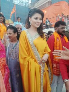 'JNU' की रिलीज से पहले उर्वशी रौतेला ने किए राम मंदिर के दर्शन, पीली साड़ी में नजर आईं एक्ट्रेस