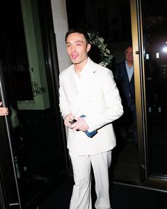 सगाई पार्टी में मंगेतर संग लिपलॉक करती दिखीं Amy Jackson, सोशल मीडिया पर वायरल हुईं कपल की रोमांटिक तस्वीरें