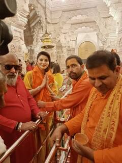 'JNU' की रिलीज से पहले उर्वशी रौतेला ने किए राम मंदिर के दर्शन, पीली साड़ी में नजर आईं एक्ट्रेस