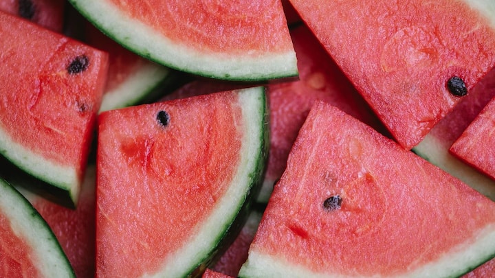 Watermelon Benefits : टरबूज हे एक फळ आहे जे सर्वांना खूप आवडते. यामध्ये असलेले अनेक पोषक घटक आपले शारीरिक आरोग्य राखण्यास मदत करतात.