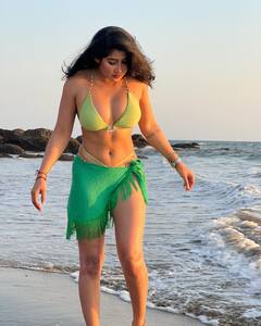 Sofia Ansari Photos: ગ્રીન બિકીનીમાં સોફિયા અંસારીએ દરિયા કિનારે આપ્યા હોટ પોઝ