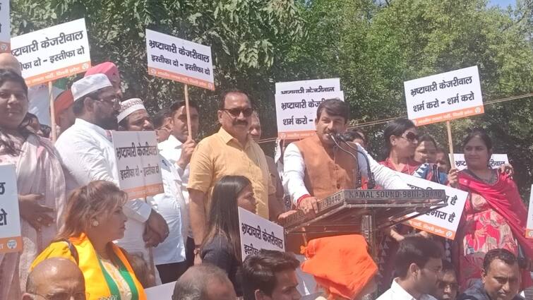 Arvind Kejriwal Arrested BJP protest on Rajghat demanding resignation says AAP family party ANN Arvind Kejriwal Arrested: सीएम केजरीवाल की गिरफ्तारी के बाद BJP ने की इस्तीफे की मांग, AAP को बताया परिवारवादी