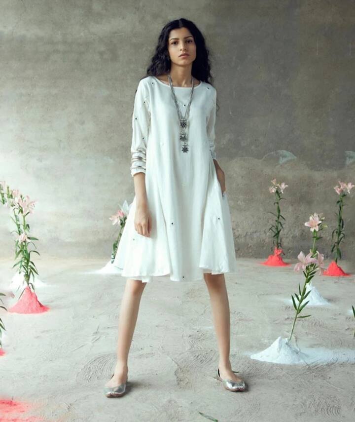 बाहर धूप में होली खेलने के लिए आप खुद को कम्फर्टेबल कपड़ों में कैरी करना चाहती हैं, तो इस तरह की ड्रेस आपको इंडो-वेस्टर्न लुक देने में मदद करेगी.