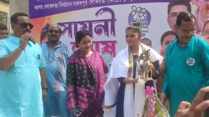 তার সাথে ছিলেন সোনারপুর উত্তর বিধানসভা কেন্দ্রের বিধায়ক ফিরদৌসী বেগম, সাংগঠনিক প্রধান নজরুল আলি মণ্ডল সহ তৃণমূল কর্মীরা।