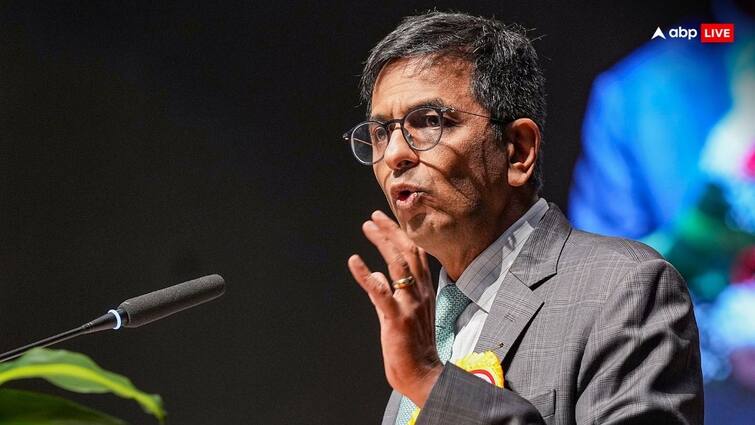 CJI D Y Chandrachud recalled recent incident subjected to trolling vicious abuse for merely adjusting seating position during SC hearing  D Y Chandrachud: 'कमर में हुआ दर्द, सिट‍िंग पोज‍िशन बदली तो हुआ ट्रोल‍िंग का श‍िकार', CJI ने सुनायी आपबीती