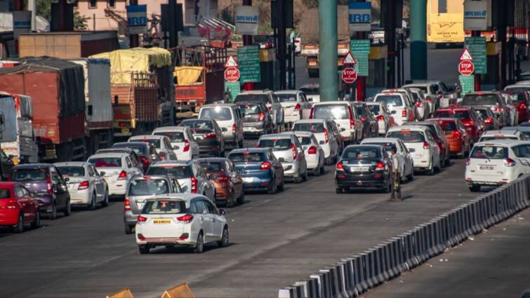 Toll Plaza Fee increase tamilnadu 5 toll plaza fee is increase here are details Toll Plaza Fee: தமிழ்நாட்டில் 5 சுங்கச்சாவடிகளில் கட்டணம் உயர்வு! எங்கெங்கு தெரியுமா? -  புதிய கட்டணம் இதுதான்!