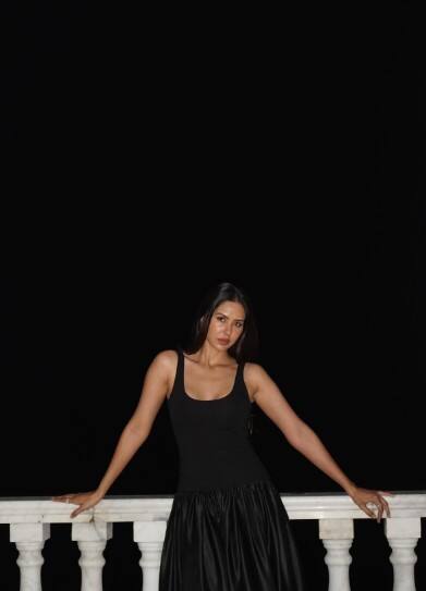 ਸੋਨਮ ਬਾਜਵਾ ਉਨ੍ਹਾਂ ਕਲਾਕਾਰਾਂ ਵਿੱਚੋਂ ਇੱਕ ਹੈ, ਜੋ ਆਪਣੇ ਸੋਸ਼ਲ ਮੀਡੀਆ ਹੈਂਡਲ ਦੇ ਜਰਿਏ ਅਕਸਰ ਪ੍ਰਸ਼ੰਸਕਾਂ ਵਿਚਾਲੇ ਐਕਟਿਵ ਨਜ਼ਰ ਆਉਂਦੀ ਹੈ। ਵਰਕਫਰੰਟ ਦੀ ਗੱਲ਼ ਕਰਿਏ ਤਾਂ ਸੋਨਮ ਜਲਦ ਹੀ ਕੁੜੀ ਹਰਿਆਣੇ ਵੱਲ ਦੀ, ਰੰਨਾ 'ਚ ਧੰਨਾਂ ਵਿੱਚ ਵਿਖਾਈ ਦਏਗੀ। ਇਨ੍ਹਾਂ ਫਿਲਮਾਂ ਨੂੰ ਲੈ ਪ੍ਰਸ਼ੰਸਕ ਵੀ ਬੇਸਬਰੀ ਨਾਲ ਇੰਤਜ਼ਾਰ ਕਰ ਰਹੇ ਹਨ।