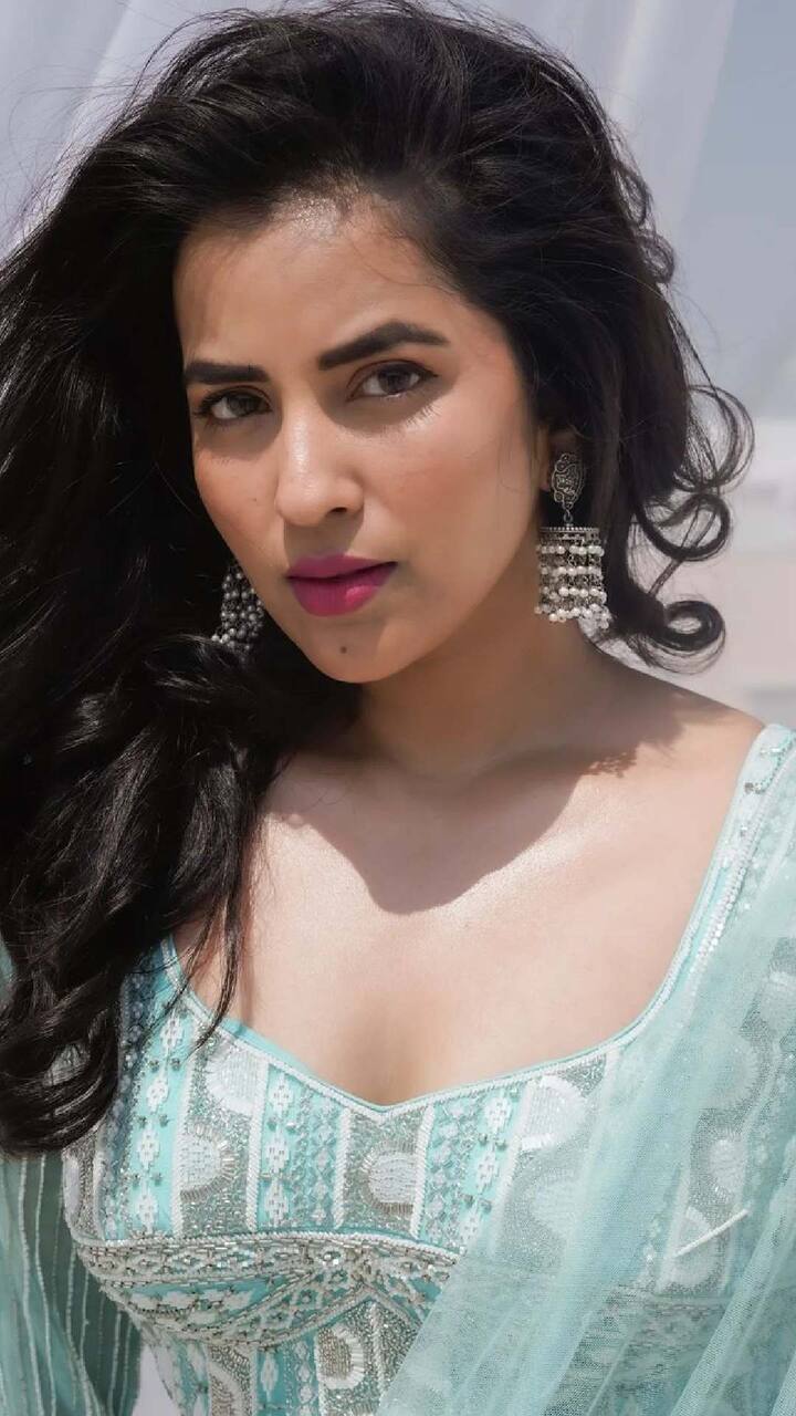 సోషల్ మీడియా ద్వారా పాపులర్ అయిన కోమలీ ప్రసాద్ 2016లో ఇండస్ట్రీలోకి ఎంట్రీ ఇచ్చింది.Photo Credit: Komalee/Instagram