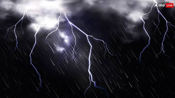 Lightning  heavy rains lash parts of Dubai UAE Al Quoz Al Barsha Sharjah Watch Video दुबई में भारी बारिश के बीच अचानक गिरी बिजली, वीडियो में कैद हुआ नजारा