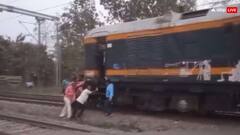 'वादा तो बुलेट ट्रेन का था लेकिन अब...' इंजन को धक्का देते दिखे रेलवे अधिकारी तो विपक्ष ने सरकार को लिया निशाने पर