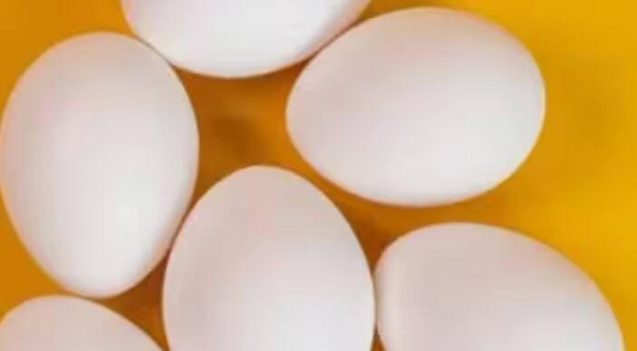 ઈંડામાં ભરપૂર માત્રામાં કેલ્શિયમ હોય છે જે હાડકાંને મજબૂત બનાવવામાં મદદ કરે છે. ઈંડામાં લ્યુટીન અને ઝેક્સાન્થિન જેવા એન્ટીઓક્સીડેન્ટ જોવા મળે છે. તે આંખના રેટિનામાં જમા થયેલી ગંદકીને દૂર કરે છે અને મોતિયાનું જોખમ ઘટાડે છે.