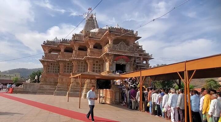 Yatradham Shamlaji Mandir Holi Mahotsav: આજે હિન્દુ ધર્મ અનુસાર ફાગણ સુદ પૂનમનો દિવસ છે, આજે હિન્દુઓ ધર્મના લોકો માટે પવિત્ર હોળીનો તહેવાર છે, ઠેર ઠેર મંદિરોમાં આજે ભગવાન હોળી રમી રહ્યાં છે.