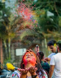 Holi Tips : केस तुटणे आणि कोरडेपणाचे कारण बनू शकतात रासायनिक होळीचे रंग, या समस्या टाळा !