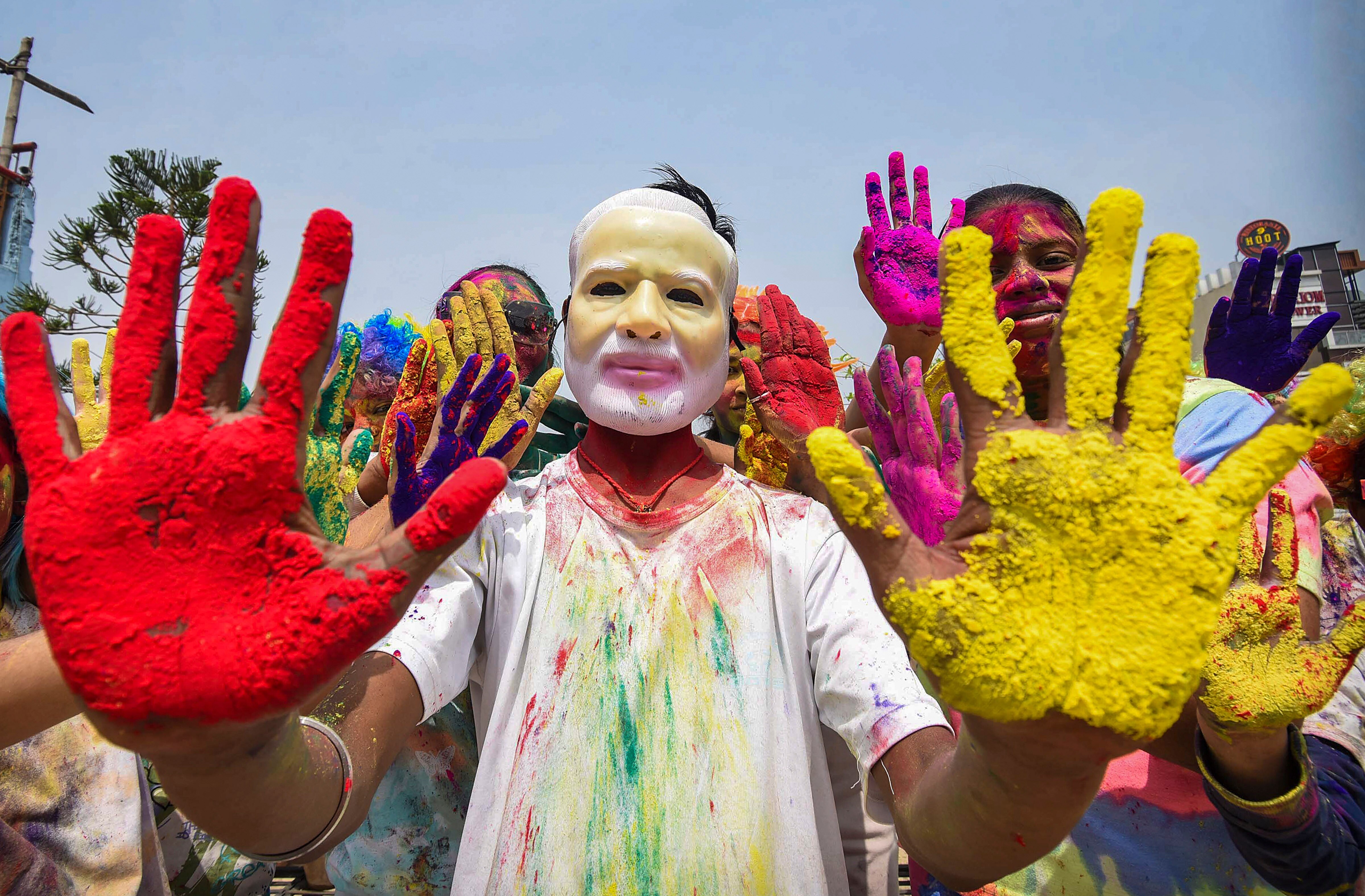 Holi 204: પીએમ મોદી અને યુપી સીએમ યોગીના ફોટાવાળી પિચકારીની બજારમાં ધૂમ, જુઓ વીડિયો