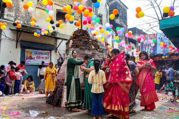 Dehradun: Women perform rituals in preparation of 'Holika Dahan' on the eve of Holi festival, in Dehradun, Sunday, March 24, 2024. (Image source: PTI Images)