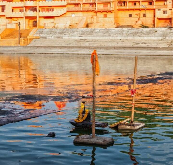 इस टूर पैकेज का नाम है Madhya Pradesh Maha Darshan ex Hyderabad. यह एक फ्लाइट पैकेज है, जिसमें आपको हैदराबाद से इंदौर के लिए सीधे फ्लाइट मिलेगी.