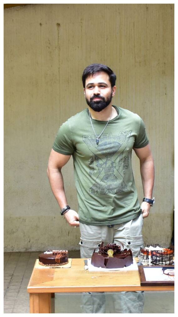 इमरान हाशमी ने फैंस संग मनाया बर्थडे देखे लेटेस्ट तस्वीरें