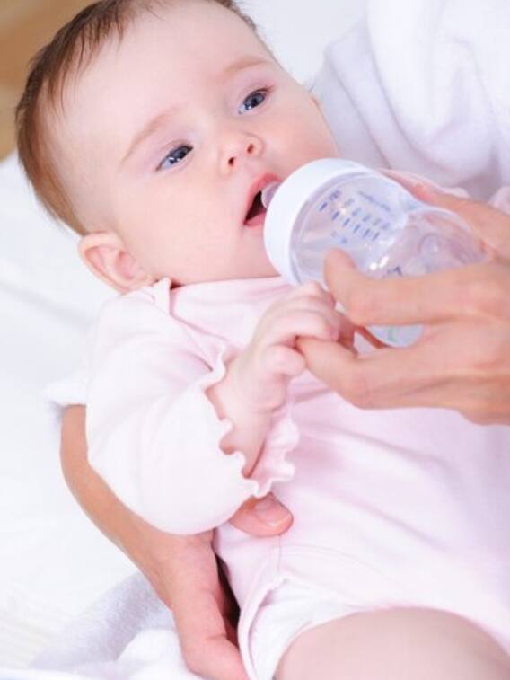 बच्चों को प्लास्टिक की बोतल में दूध पिलाना कितना खतरनाक?