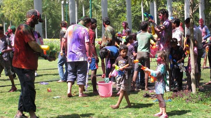 होली के दिन लोग घरों में छत पर, घर के बाहर पार्क में, गार्डन में सब जगह जमकर होली खेलते हैं. जहां खूब रंग उड़ाए जाते हैं.