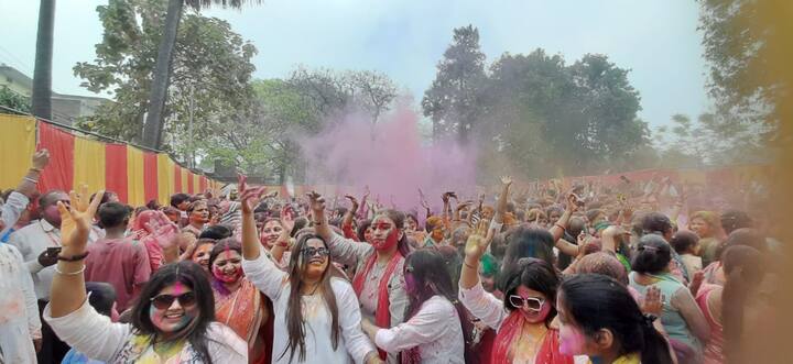 प्रांत प्रचारक रमेश ने कहा कि होली का पर्व आज बड़े ही उल्लास के साथ मनाया जा रहा है. लोग होली को सादगी के साथ मिल-जुलकर मनाएं. उन्होने कहा कि इसके साथ ही होली के पावन पर्व पर जो उल्लास यहां दिखाई दे रहा है, ऐसा ही माहौल पूरे देश और प्रदेश में दिख रहा है.