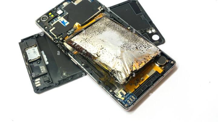 मोबाइल में पानी भर जाने के बाद कभी भी उसे चार्ज पर ना लगाएं. वरना आपके फोन की बैटरी शॉर्ट हो सकती है. और मोबाइल का मदरबोर्ड खराब हो सकता है.