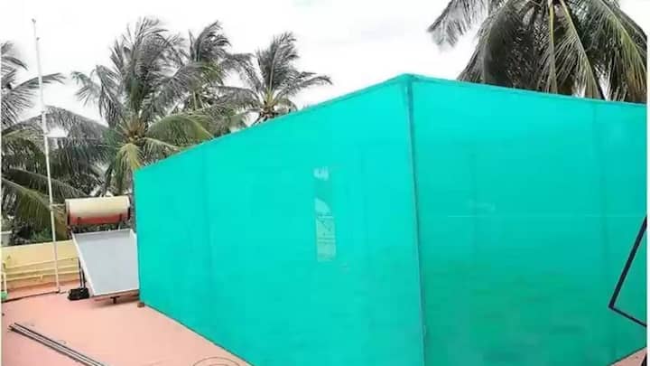 इसके लिए अगर आप चाहे तो पेड़ों के आसपास सुरक्षा के लिए किसी चीज का इस्तेमाल कर सकते हैं. जैसे की पॉलिथीन की चादर.