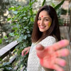 Holi 2024: होली से पहले ही मॉम टू बी यामी गौतम ने मनाया रंगों का त्योहार, चेहरे पर गुलाल लगाकर शेयर की खूबसूरत तस्वीरें