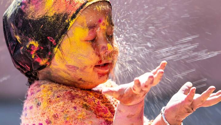 इस होली पर, बच्चों के साथ इको-फ्रेंडली तरीके से खुशियां मनाएं. नेचुरल रंगों से खेलकर हम पर्यावरण को भी बचा सकते हैं. यहां कुछ बेहतरीन तरीके हैं. आइए जानते हैं.