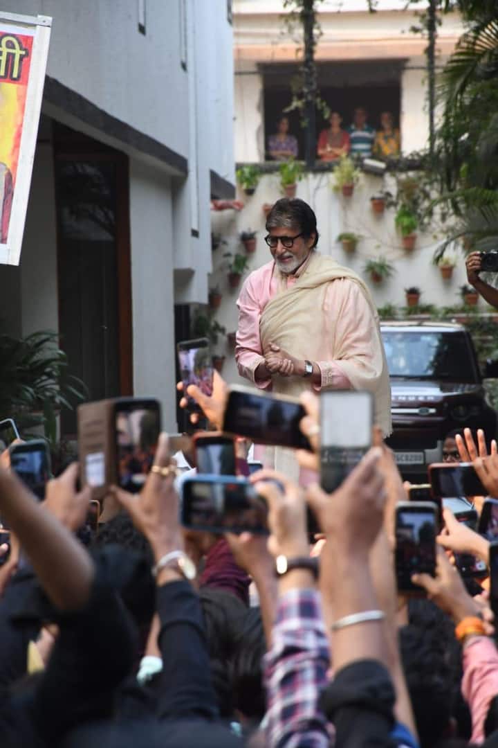 On Sunday, March 24, a crowd gathered outside Amitabh's house in Juhu.