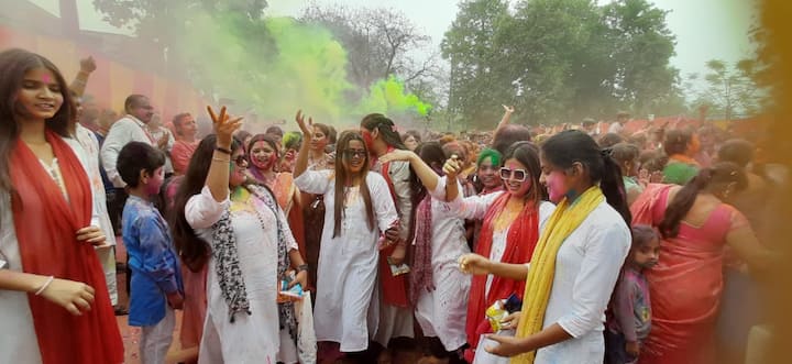 होलिका दहन की सुबह 7 बजे से ही गोरखपुर के लोग होली का पर्व मनाने के लिए गोरखपुर के लालडिग्गी यानी नेहरू पार्क में जुटने लगे. लोगों के बीच उत्साह इतना दिखाई दिया, कि 9 बजे कार्यक्रम की औपचारिकताओं के पूरा होने के पहले ही लोक गायिका रीना मौर्या कोमल की सुरमयी आवाज में होली के रंग में रंग गए.