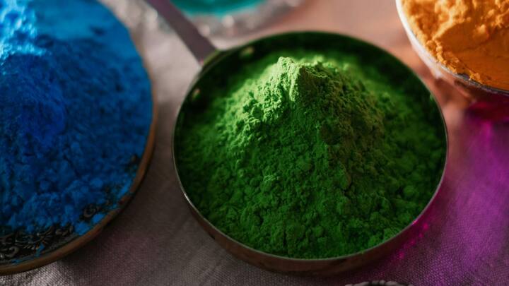 ডক্টর ঘরামি (কলকাতা মেডিক্যাল কলেজ, ডার্মাটোলজি বিভাগ, অধ্যাপক এবং বিভাগীয় প্রধান) জানিয়েছেন, দোলের রং থেকে এগজিমা জাতীয় সমস্যাও দেখা দিতে পারে। এক্ষেত্রে দুটো ধরন দেখা যাবে। প্রথমত রং ত্বকে লাগার পরেই চুলকানি, জ্বালাভাব এগুলি দেখা দিতে পারে। দ্বিতীয়ত হয়তো দোলের দিন আপনার কিছু হল না। কিন্তু কয়েকদিন পরে ত্বকে চুলকানি, জ্বালাভাব, র‍্যাশ ইত্যাদি উপসর্গ লক্ষ্য করা যেতে পারে।