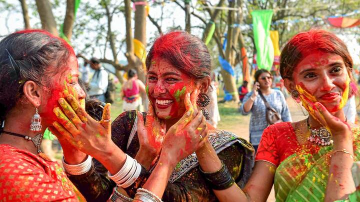 জোর কদমে চলছে কেনাকাটা। কলকাতা থেকে ভোপাল। জম্মু থেকে সুরাত- হোলির আবহে এখন থেকেই মাতোয়ারা গোটা দেশ।
