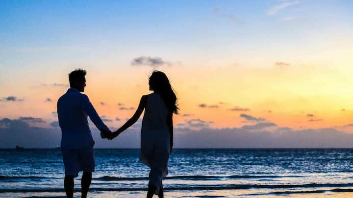 Relationship Tips :  जोडप्यांनी नातं घट्ट करण्यासाठी कोणत्या गोष्टी नेहमी लक्षात ठेवल्या पाहिजेत. नात्यात एकमेकांच्या उणीवा स्वीकारण्याची कला असायला हवी.