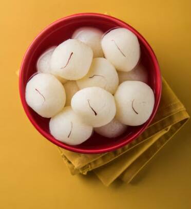 ਹੁਣ ਇਨ੍ਹਾਂ ਗੋਲਿਆਂ ਨੂੰ ਉਬਲਦੀ ਹੋਈ ਚਾਸ਼ਨੀ ਦੇ ਵਿੱਚ ਪਾ ਦਿਓ ਤੇ ਗੈਸ ਘੱਟ ਕਰਕੇ, ਢੱਕ ਕੇ ਘੱਟੋ-ਘੱਟ 20-25 ਮਿੰਟ ਤੱਕ ਪਕਾਓ। ਜਦੋਂ ਇਹ ਪੱਕ ਜਾਣਗੇ ਤਾਂ ਇਹ ਫੁੱਲ ਕੇ ਉਪਰ ਆ ਜਾਣਗੇ। ਕਿਸੇ ਇੱਕ ਗੋਲੇ ਨੂੰ ਬਾਹਰ ਕੱਢ ਕੇ ਚਮਚ ਦੀ ਮਦਦ ਨਾਲ ਕੱਟ ਕੇ ਦੇਖ ਲਓ ਕਿ ਇਹ ਅੰਦਰੋਂ ਚੰਗੀ ਤਰ੍ਹਾਂ ਪੱਕ ਕੇ ਨਰਮ ਹੋ ਗਏ ਹਨ।