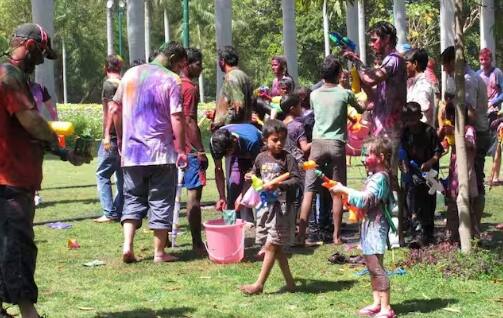 ਹੋਲੀ ਦੇ ਦਿਨ ਲੋਕ ਘਰਾਂ ਦੀਆਂ ਛੱਤਾਂ ‘ਤੇ, ਘਰ ਦੇ ਬਾਹਰ ਪਾਰਕ ਵਿੱਚ, ਬਗੀਚੇ ਵਿੱਚ, ਸਾਰੀ ਥਾਵਾਂ ‘ਤੇ ਖ਼ੂਬ ਹੋਲੀ ਖੇਡਦੇ ਹਨ ਅਤੇ ਉੱਥੇ ਖੂਬ ਸਾਰੇ ਰੰਗ ਸੁੱਟੇ ਜਾਂਦੇ ਹਨ।