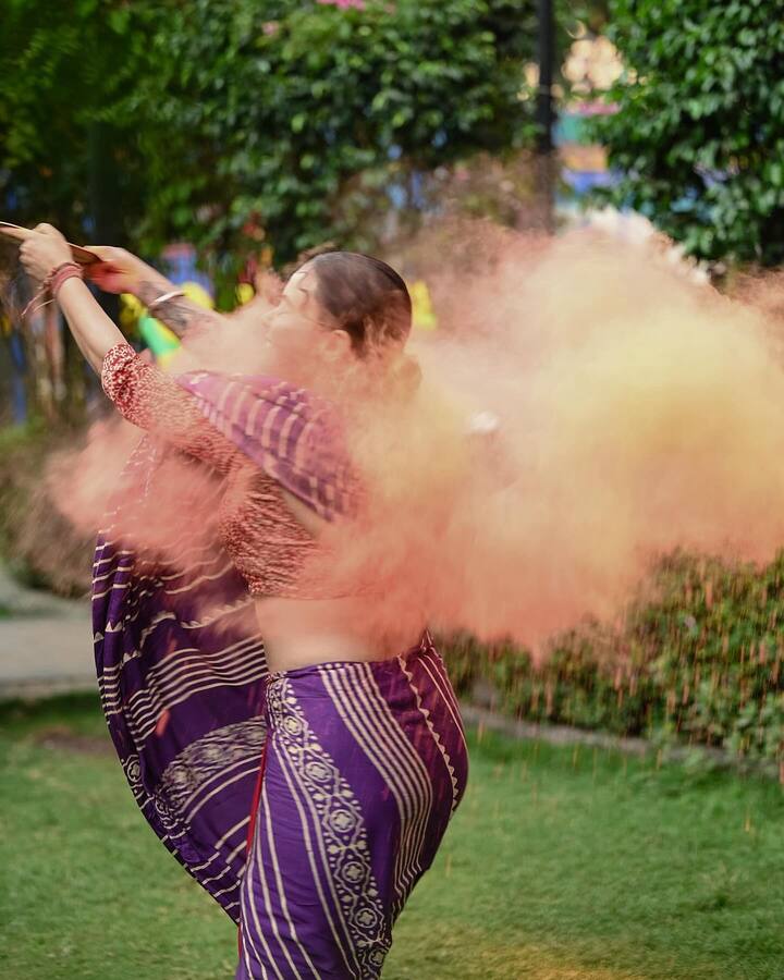 होली सेलिब्रेशन की इन तस्वीरों को शेयर करते हुए देवोलीना भट्टाचार्जी ने कैप्शन में लिखा, ‘रंगों की इस खूबसूरत दुनिया में, आपका जीवन सदा रंगीन और खुशहाली से भरा रहे...’