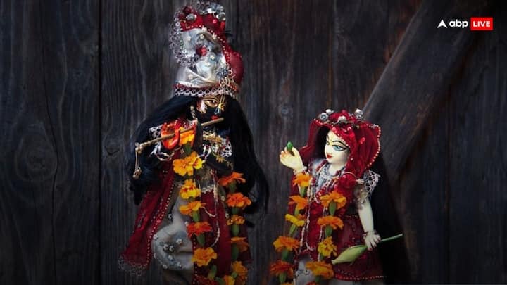 डोल जात्रा मुख्य रूप से पूर्वी भारत में मनाया जाता है और यह वह पर्व है जो उस समय को चिह्नित करता है जब भगवान कृष्ण राधा से फिर मिले और तब उन्होंने उनसे प्रेम का इजहार किया था.