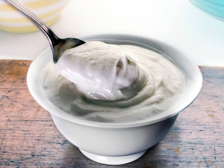 Use yoghurt: yoghurt has natural cleansing properties that help you clean your face and make it look happening. You can also use yoghurt or curd to remove the colour from your skin. yoghurt works as a mild exfoliator, which is good for our skin and helps us remove holi colours from our skin. You just have to cover the coloured part with a mixture of curd and gram flour, allow it to dry, and then gently scrub it off with water, and you will see the colour has been removed from your skin.  (Image source:  getty images)