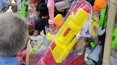 Happy Holi 2024: होली से पहले गुलजार हुए गुरुग्राम के बाजार, जमकर हो रही गुलाल और पिचकारी की खरीदी, देखें तस्वीरें