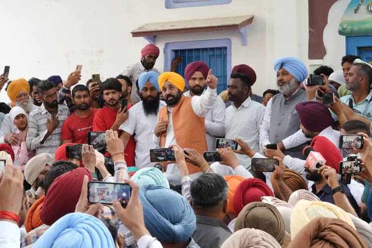 Politics on deaths: ਮੌਤਾਂ 'ਤੇ ਅਫਸੋਸ ਕਰਨ ਗਏ ਵੀ CM ਮਾਨ ਨੇ ਨਹੀਂ ਛੱਡੀ ਸਿਆਸਤ, ਕਿਹਾ-ਤੁਸੀਂ ਮੇਰੇ ਚਾਚੇ-ਤਾਏ ਓ ਵੋਟ ਤਾਂ.... Politics on deaths: ਮੌਤਾਂ 'ਤੇ ਅਫਸੋਸ ਕਰਨ ਗਏ ਵੀ CM ਮਾਨ ਨੇ ਨਹੀਂ ਛੱਡੀ ਸਿਆਸਤ, ਕਿਹਾ-ਤੁਸੀਂ ਮੇਰੇ ਚਾਚੇ-ਤਾਏ ਓ ਵੋਟ ਤਾਂ....