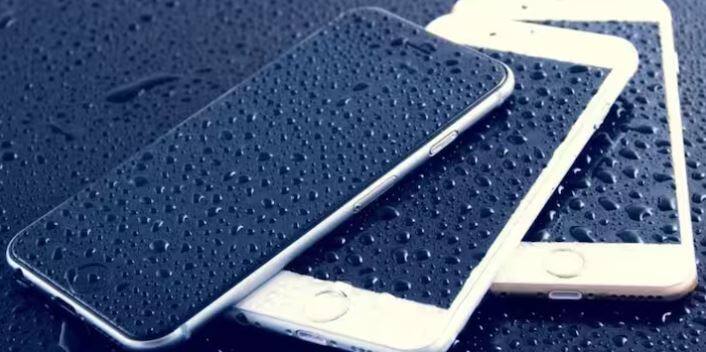 ਇਸ ਮੌਕੇ ਕਈ ਲੋਕ ਆਪਣਾ ਮੋਬਾਇਲ ਫੋਨ ਪਲਾਸਟਿਕ ਦੇ ਕਵਰ ਵਿੱਚ ਰੱਖਣਾ ਭੁੱਲ਼ ਜਾਂਦੇ ਹਨ ਤੇ ਉਨ੍ਹਾਂ ਦੇ ਫੋਨ ਵਿੱਚ ਪਾਣੀ ਭਰ ਜਾਂਦਾ ਹੈ।