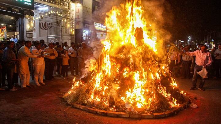 રામસણ, ગુજરાત - બનાસકાંઠાના આ ગામમાં 200 વર્ષથી હોલિકા દહન થયું નથી. એવું કહેવાય છે કે એક વખત અહીં રાજાના કારણે હોલિકા દહન થયું ન હતું, જેના કારણે અહીંના સંતો ગુસ્સે થઈ ગયા અને તેઓએ શ્રાપ આપ્યો કે જે દિવસે અહીં હોલિકા દહન થશે તે દિવસે આખા ગામને આગ લગાડી દેવામાં આવશે. આ ડરને કારણે અહીં હોળી ઉજવવામાં આવતી નથી.