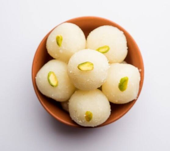 ਵਿਧੀ: ਸਭ ਤੋਂ ਪਹਿਲਾਂ ਖੰਡ ਅਤੇ ਪਾਣੀ ਨੂੰ ਮਿਲਾ ਕੇ ਇਕ ਕੜਾਹੀ ਵਿਚ ਚਾਸ਼ਨੀ ਬਣਾ ਲਉ।