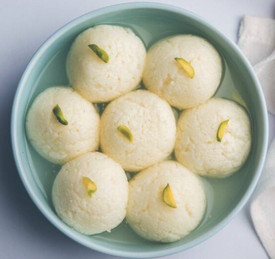 ਇਕ ਥਾਲੀ ਵਿਚ ਪਨੀਰ, ਘਿਉ, ਸੂਜੀ, ਪੀਸੀ ਇਲਾਇਚੀ, ਮੈਦਾ ਮਿਲਾ ਕੇ ਹੱਥਾਂ ਨਾਲ ਮੁਲਾਇਮ ਕਰੋ। ਹੁਣ ਇਸ ਮਿਸ਼ਰਣ 'ਚੋਂ ਛੋਟੇ-ਛੋਟੇ ਗੋਲੇ ਬਣਾ ਲਉ।