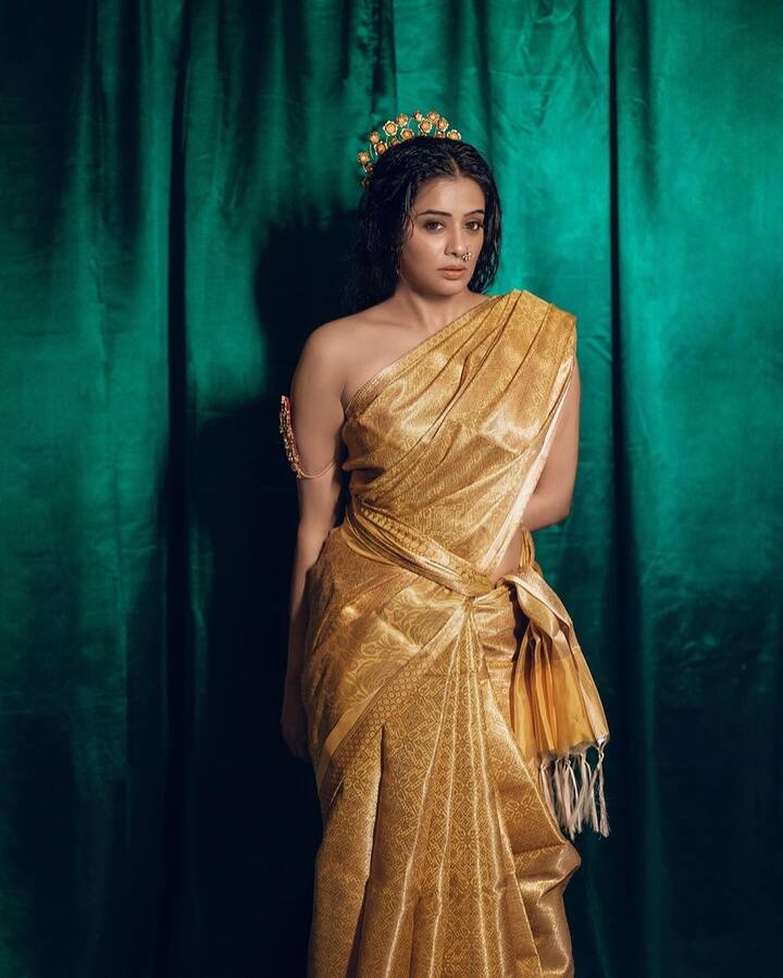 తాజాగా ప్రియమణి గోల్డెన్ కలర్ శారీలో చాలా అందంగా ముస్తాబైంది. అయితే బ్లౌజ్​ లేకుండా ఈ చీరలో ఫోటోషూట్ చేసింది. అంతేకాకుండా గోల్డెన్ ఆభరణాలు ధరించి చాలా అందంగా కనిపించింది.(Images Source : Instagram/Pillumani)