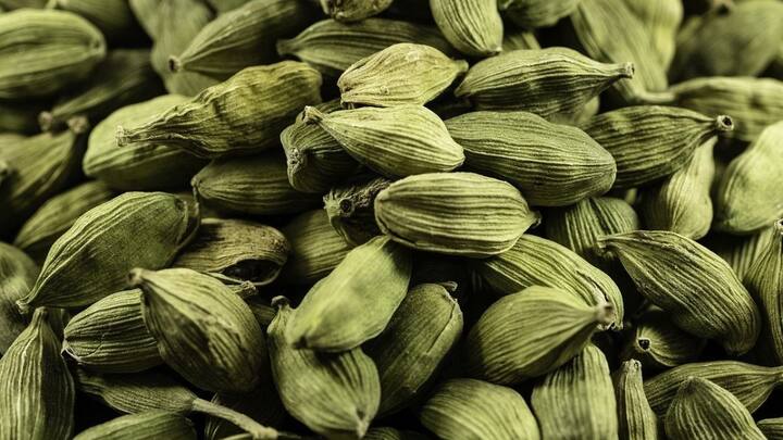 வாய் துர்நாற்றம் சரியாக ஏலக்காய் உதவும் என்று சொல்லப்படுகிறது,