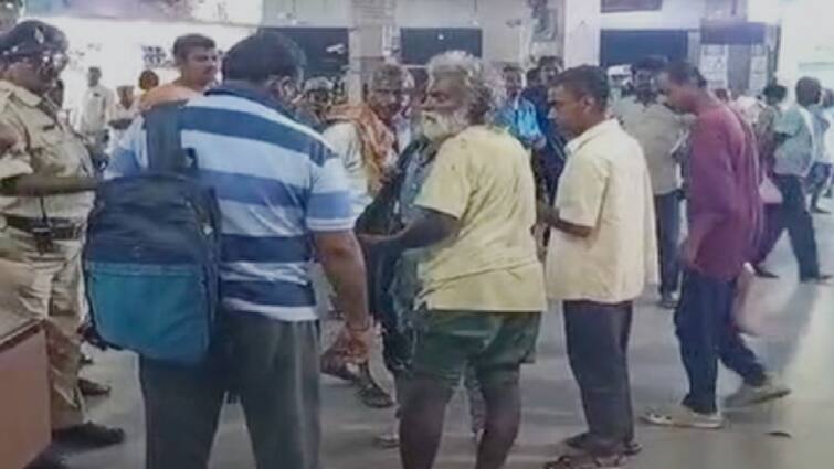 Tension at vijayawada busstand after bejawada blade batch attack rtc staff Vijayawada Blade Batch: బెజవాడలో బ్లేడ్ బ్యాచ్ వీరంగం, బస్టాండ్‌లో ఆర్టీసీ సిబ్బందిపై దాడి - పోలీసులు సైతం పరుగో పరుగు!