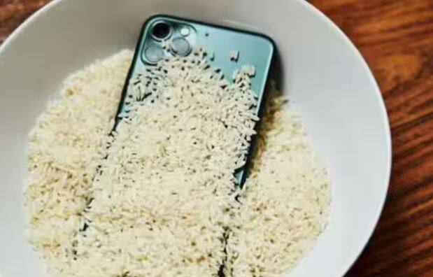 ਮੋਬਾਇਲ ਵਿੱਚ ਪਾਣੀ ਭਰ ਜਾਣ ਤੋਂ ਬਾਅਦ ਉਸ ਦੀ ਬੈਟਰੀ ਤੇ ਸਿੰਮ ਨੂੰ ਬਾਹਰ ਕੱਢ ਲਓ ਤੇ ਚੰਗੀ ਤਰ੍ਹਾਂ ਸਾਫ਼ ਕਰਨ ਤੋਂ ਬਾਅਦ ਚੌਲਾਂ ਦੇ ਡੱਬੇ ਵਿੱਚ ਰੱਖ ਦਿਓ ਤਾਂ ਕਿ ਉਹ ਚੰਗੀ ਤਰ੍ਹਾਂ ਨਾਲ ਸੁੱਕ ਜਾਵੇ। ਇਸ ਤੋਂ ਬਾਅਦ ਨੂੰ ਮੋਬਾਇਲਾਂ ਦੇ ਮਿਸਤਰੀ ਕੋਲ ਲੈ ਜਾਓ।
