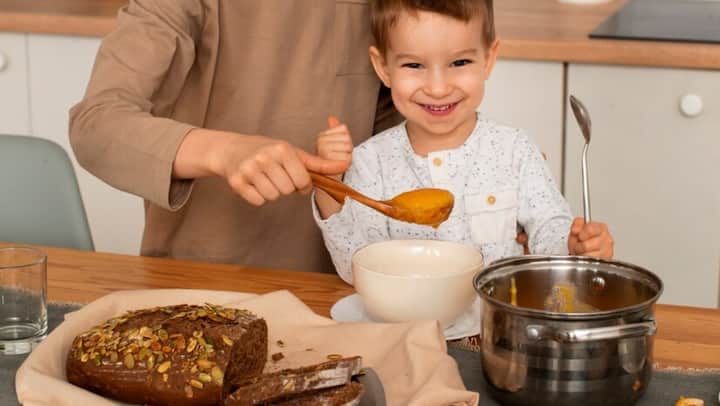 खुद पर विश्वास: सबसे पहले, कुकिंग से बच्चे सीखते हैं कि कैसे खुद के लिए खाना बना सकते हैं. यह उन्हें खुद पर भरोसा करना सिखाता है.